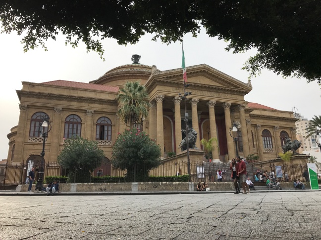 Il Teatro Massimo è una meraviglia da vedere quando si visita la città in un weekend