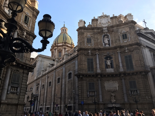 La bellezza barocca dei Quattro Canti, piazza emblema di Palermo