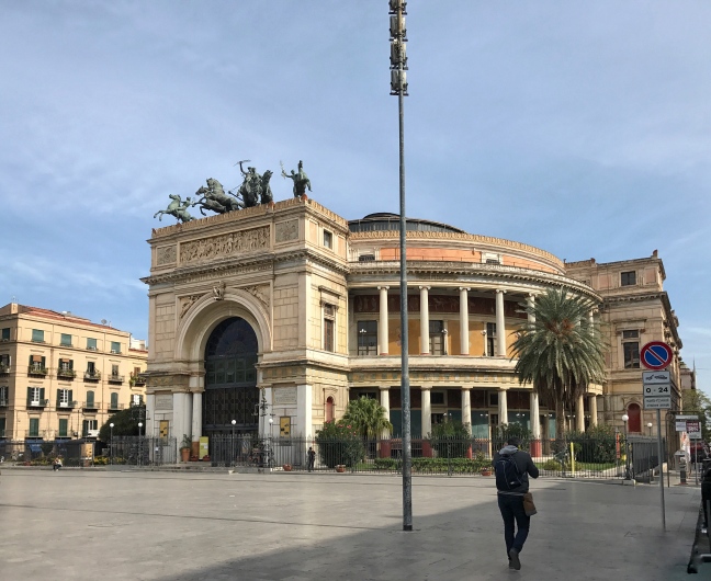 Il teatro Politeama è da vedere visitando Palermo in un weekend