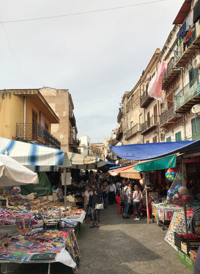 Un salto al mercato di Ballarò è da fare visitando Palermo in un weekend