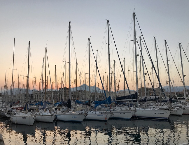 Una passeggiata lungo il porto di Palermo è una cosa da fare visitando la città