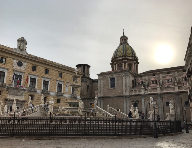 Per visitare Palermo bisogna partire da Piazza Pretoria, il gioiello della città con le sue stupende statue