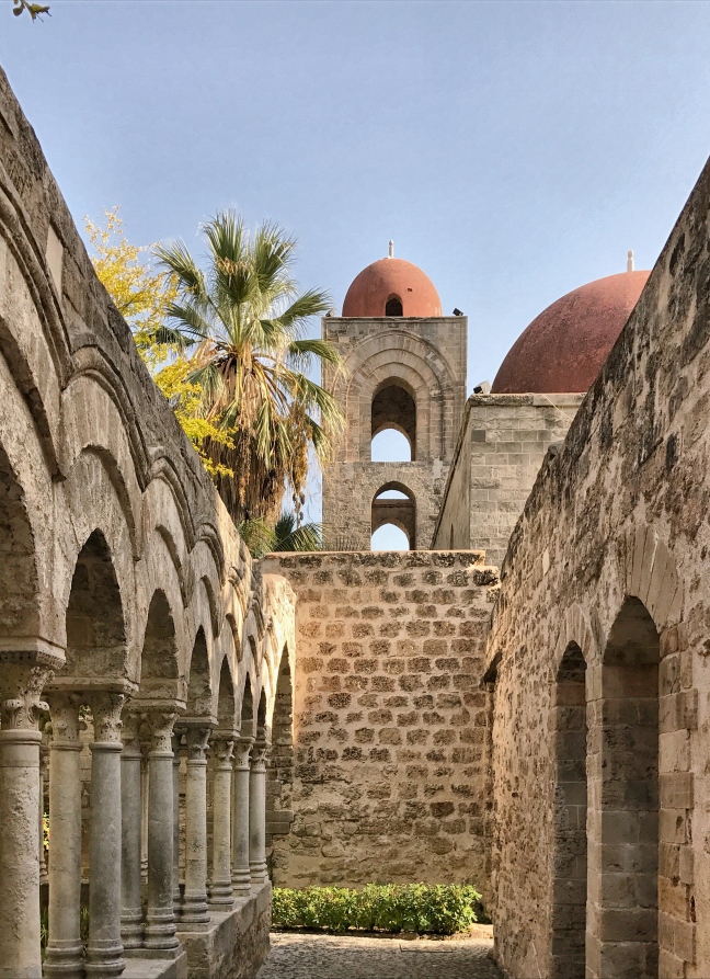 Cerchi l'influenza araba a Palermo? Non perdere la chiesa di San Giovanni degli Eremiti